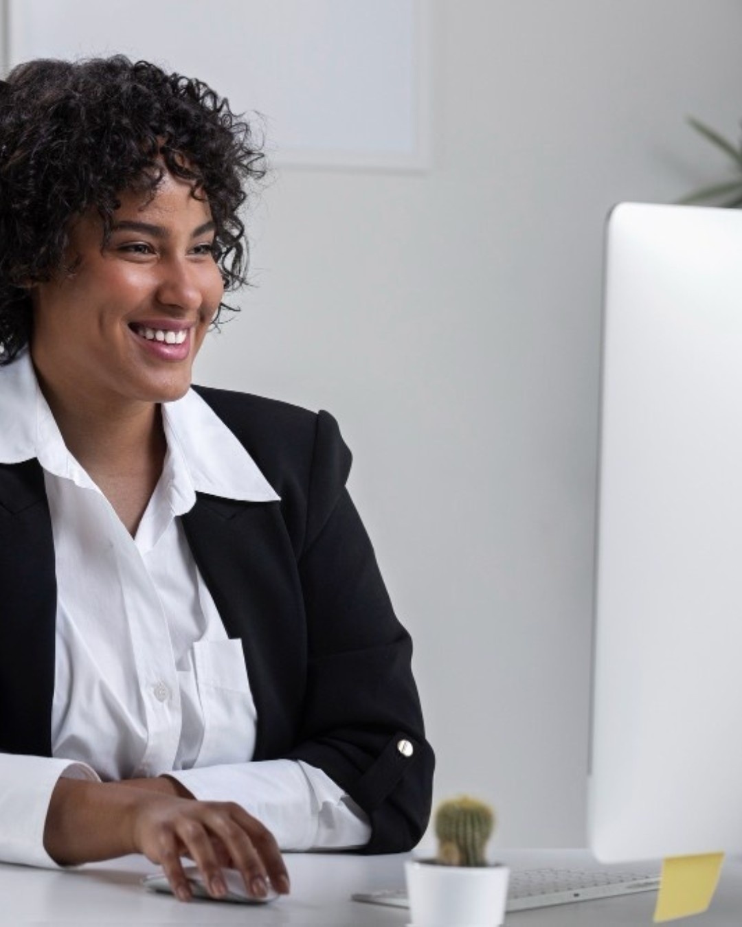 entrepreneure-beninoise-au-bureau