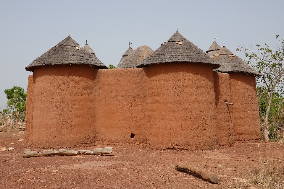 Atacora : construction d’un tata somba, architecture fortifiée traditionnelle