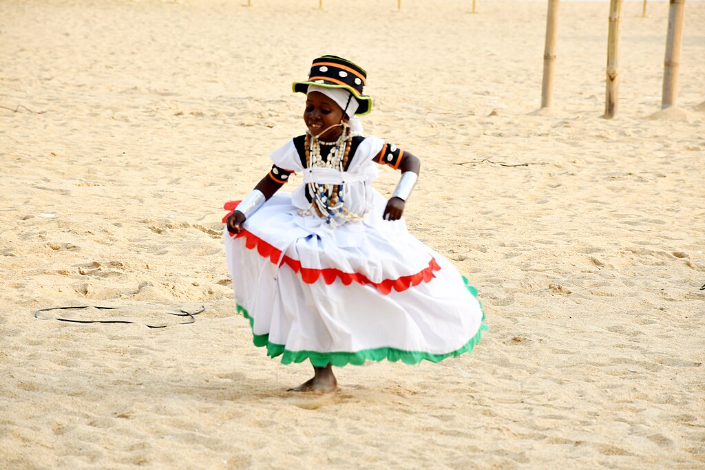 Danse traditionnelle vodoun au Bénin – immersion culturelle lors du circuit de 10 jours