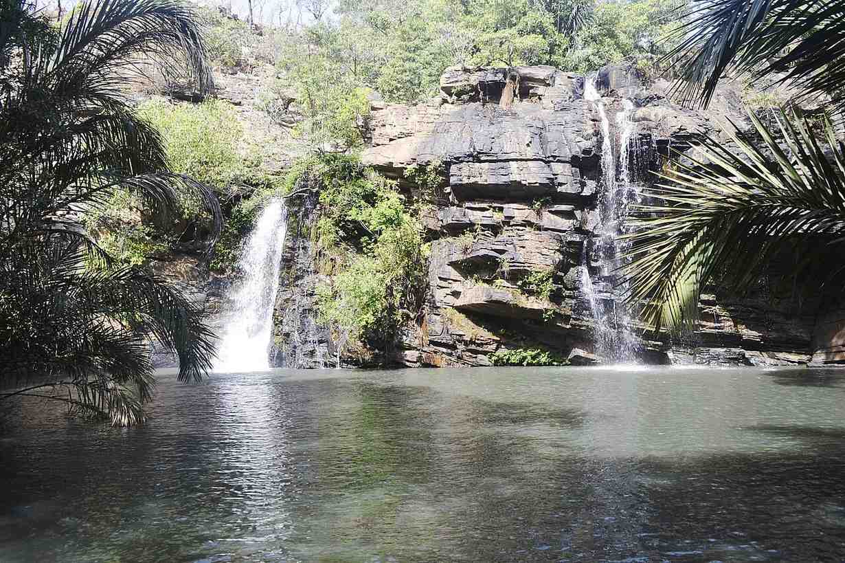 Chutes de Kota à Natitingou, cascade sur roches noires idéale pour le pique-nique