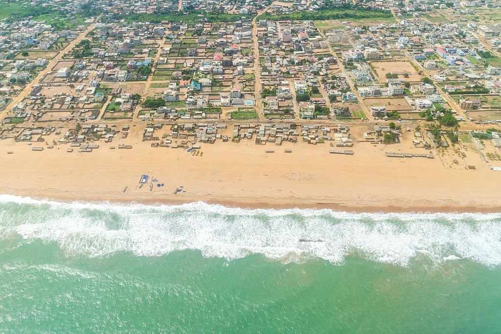Vue aérienne panoramique de Cotonou, ville sandwich entre le lac Nokoué et l'océan Atlantique