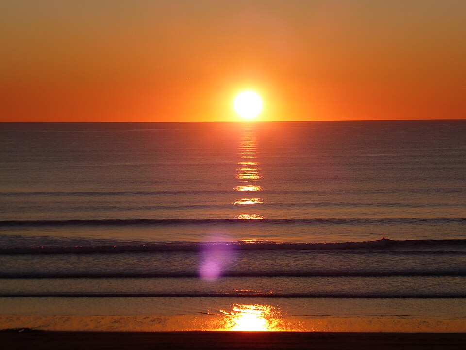 Coucher de soleil apaisant sur la plage Erevan à Cotonou