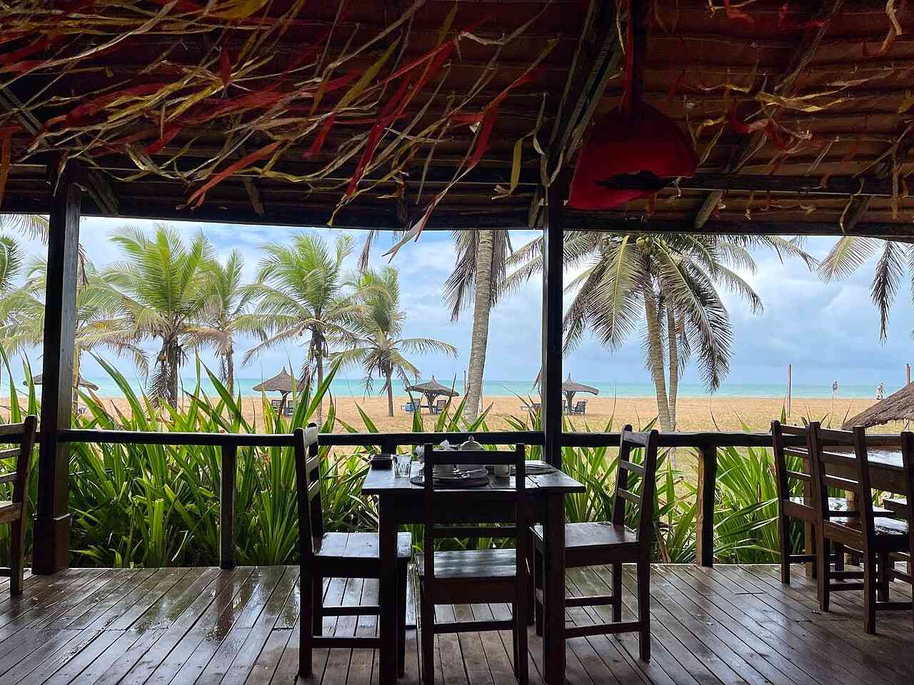 Moment de détente et de calme sur la plage de sable fin de Grand-Popo face à l'océan Atlantique