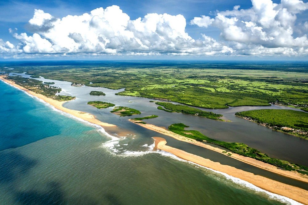 Vue de l'embouchure de la Bouche du Roy au Bénin, rencontre spectaculaire entre le fleuve Mono et l'océan Atlantique