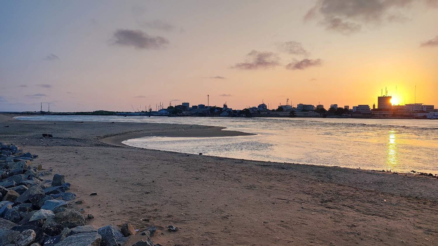 Embouchure de la lagune de Cotonou, rencontre entre le lac Nokoué et l'océan Atlantique