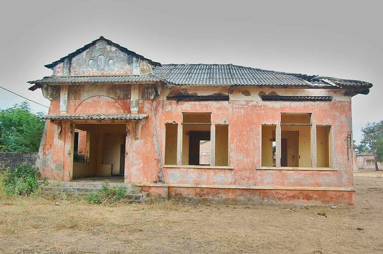 Façade d'une maison coloniale en ruine à Grand-Popo, témoin de l'architecture afro-brésilienne et de l'érosion côtière