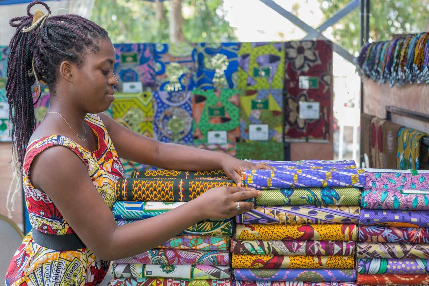 Femmes béninoises souriantes au marché local