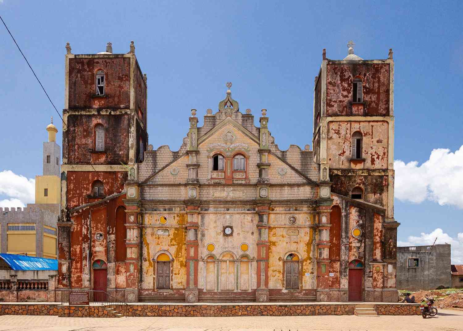 Façade colorée de la Grande Mosquée de Porto-Novo style afro-brésilien