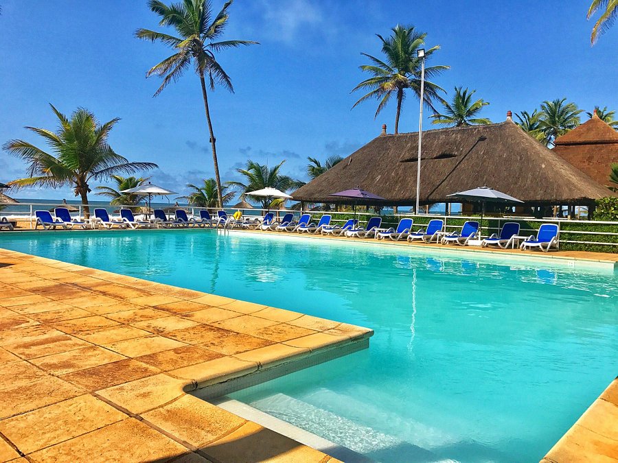 Piscine à débordement d'un hôtel de luxe face à la mer à Ouidah, cadre idéal pour la détente