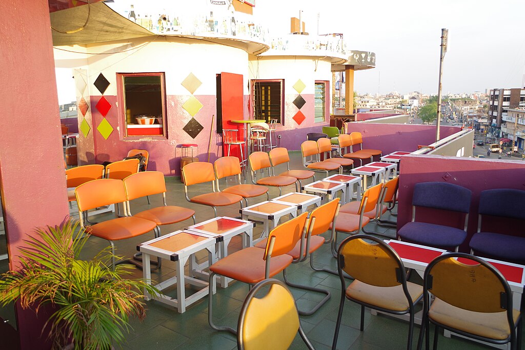 Ambiance conviviale dans un restaurant maquis à Cotonou