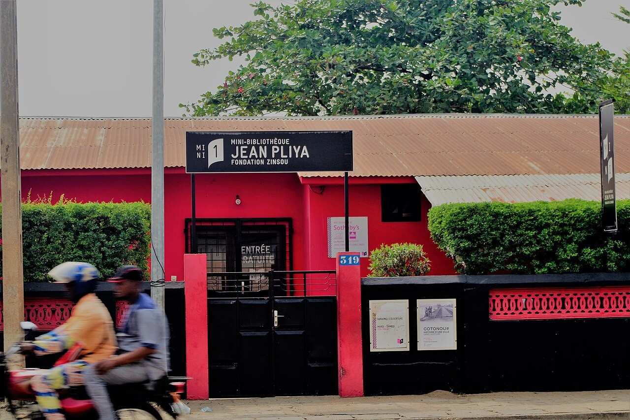 Intérieur de la mini-bibliothèque de la Fondation Zinsou à Ouidah