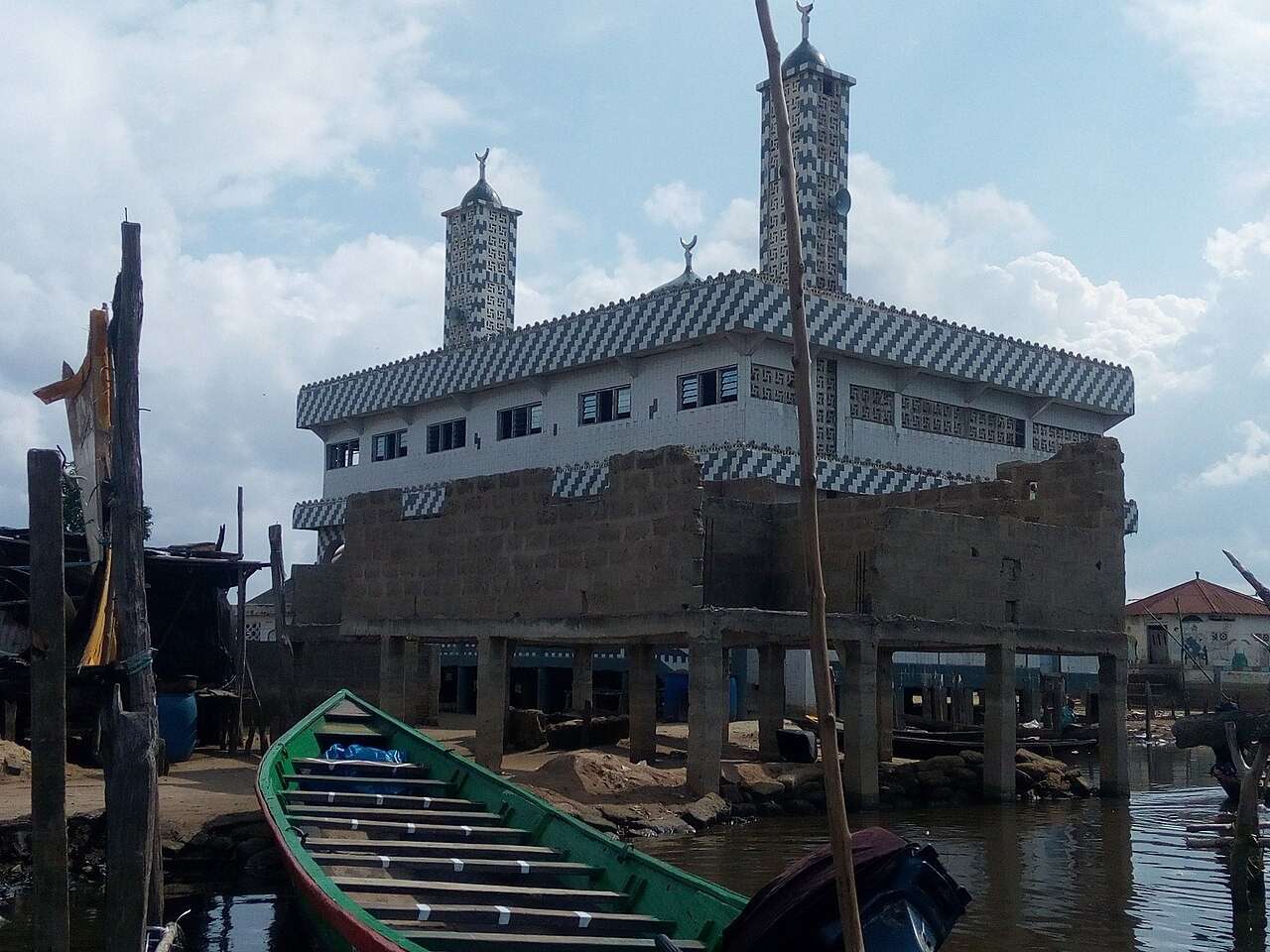 Mosquée à l'architecture unique construite sur pilotis au cœur de la cité lacustre de Ganvié