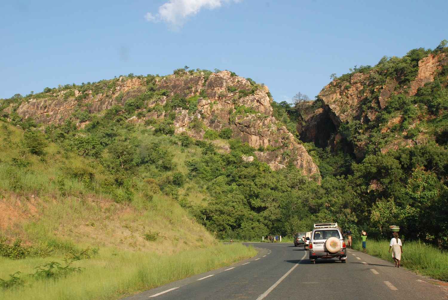 Paysage panoramique de la chaîne de l'Atacora au Nord Bénin, montagnes verdoyantes et ciel sombre