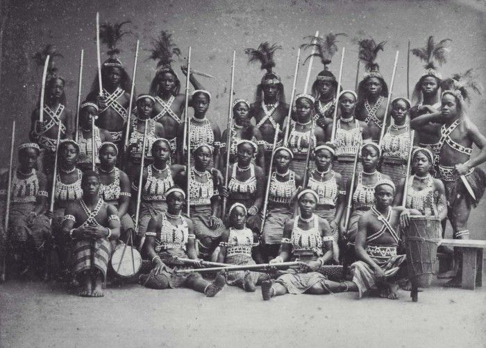 Photo historique authentique des Amazones du Dahomey (Agojie), les guerrières d'élite du royaume, posant en tenue traditionnelle