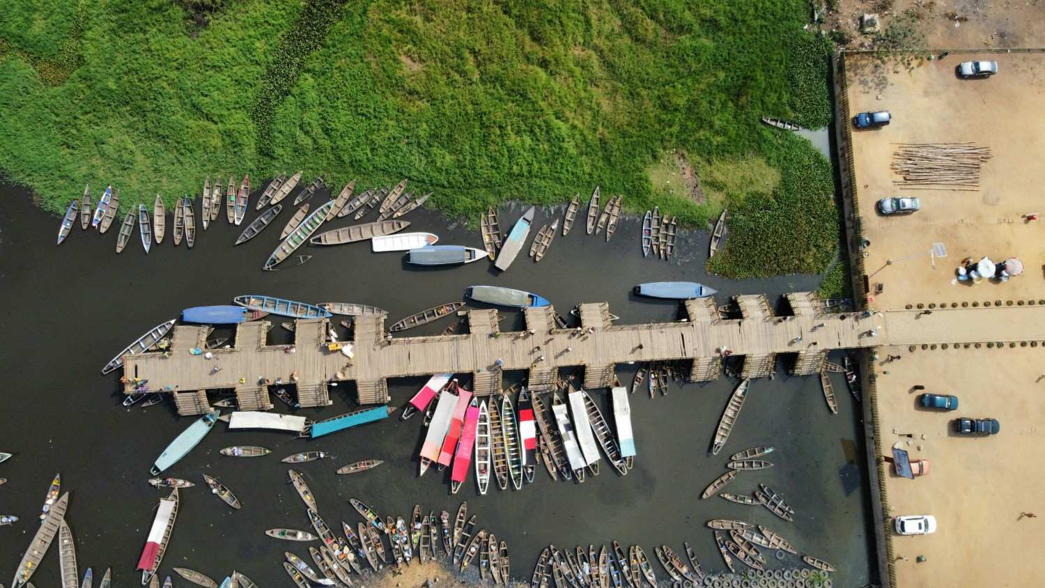 Photographie aérienne cinématographique du village sur pilotis de Ganvié au lever du soleil, refuge historique sur le lac Nokoué au Bénin