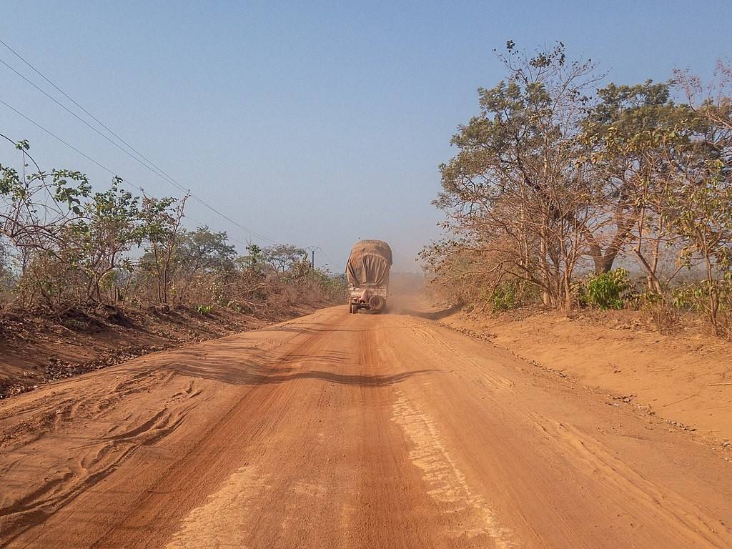 Piste en terre rouge latérite typique du Nord Bénin menant vers la Pendjari