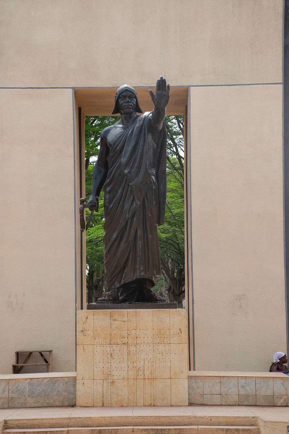 Statue monumentale du Roi Béhanzin à la place Goho d'Abomey, figure emblématique de la résistance contre la colonisation