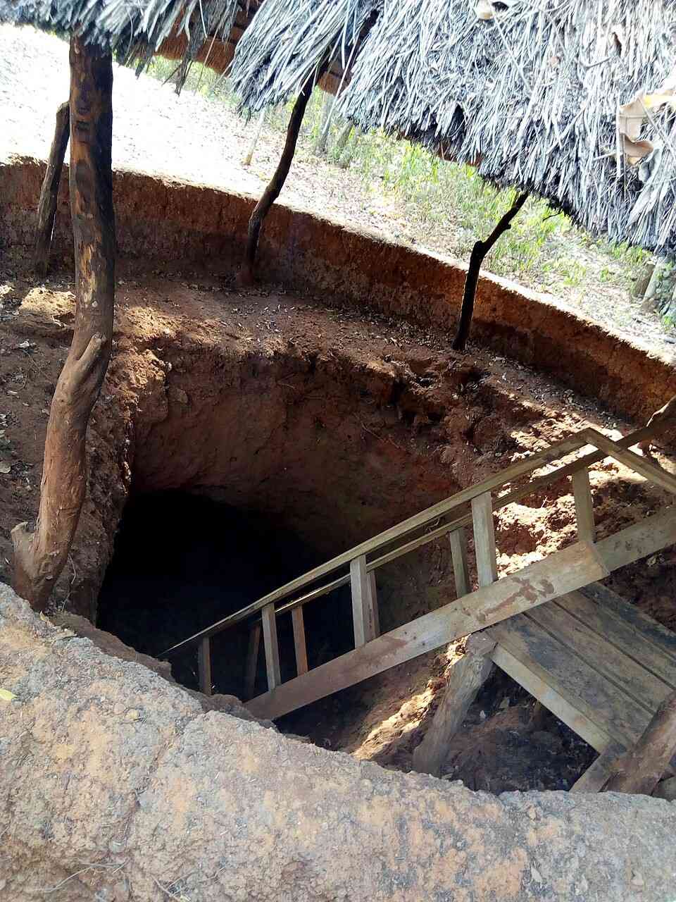 Entrée d'un refuge du village souterrain d'Agongointo à Bohicon, site archéologique historique servant de cachette aux guerriers du Dahomey