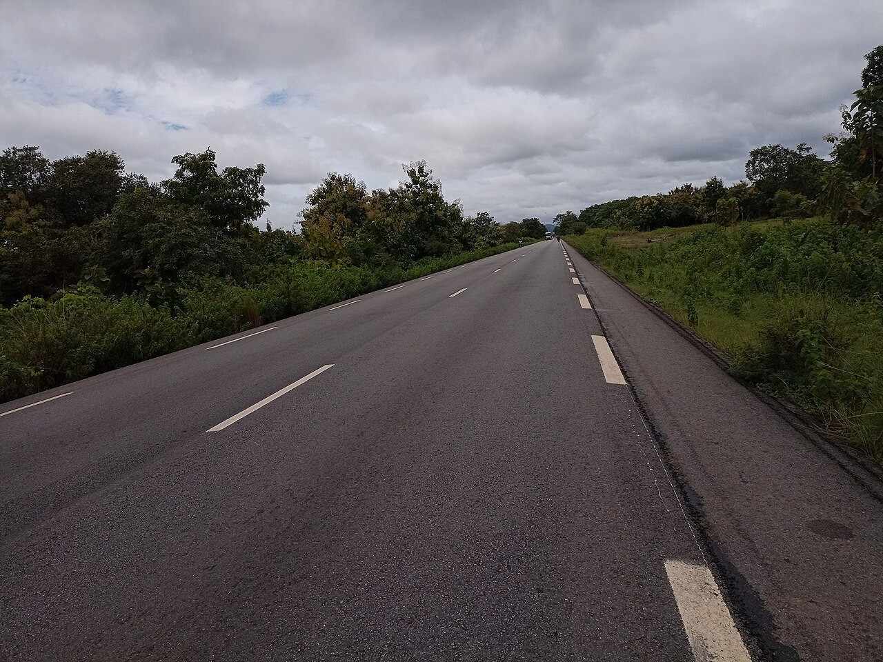 Vue de la route nationale inter-état bitumée reliant Cotonou à Abomey, axe principal pour se rendre aux palais royaux