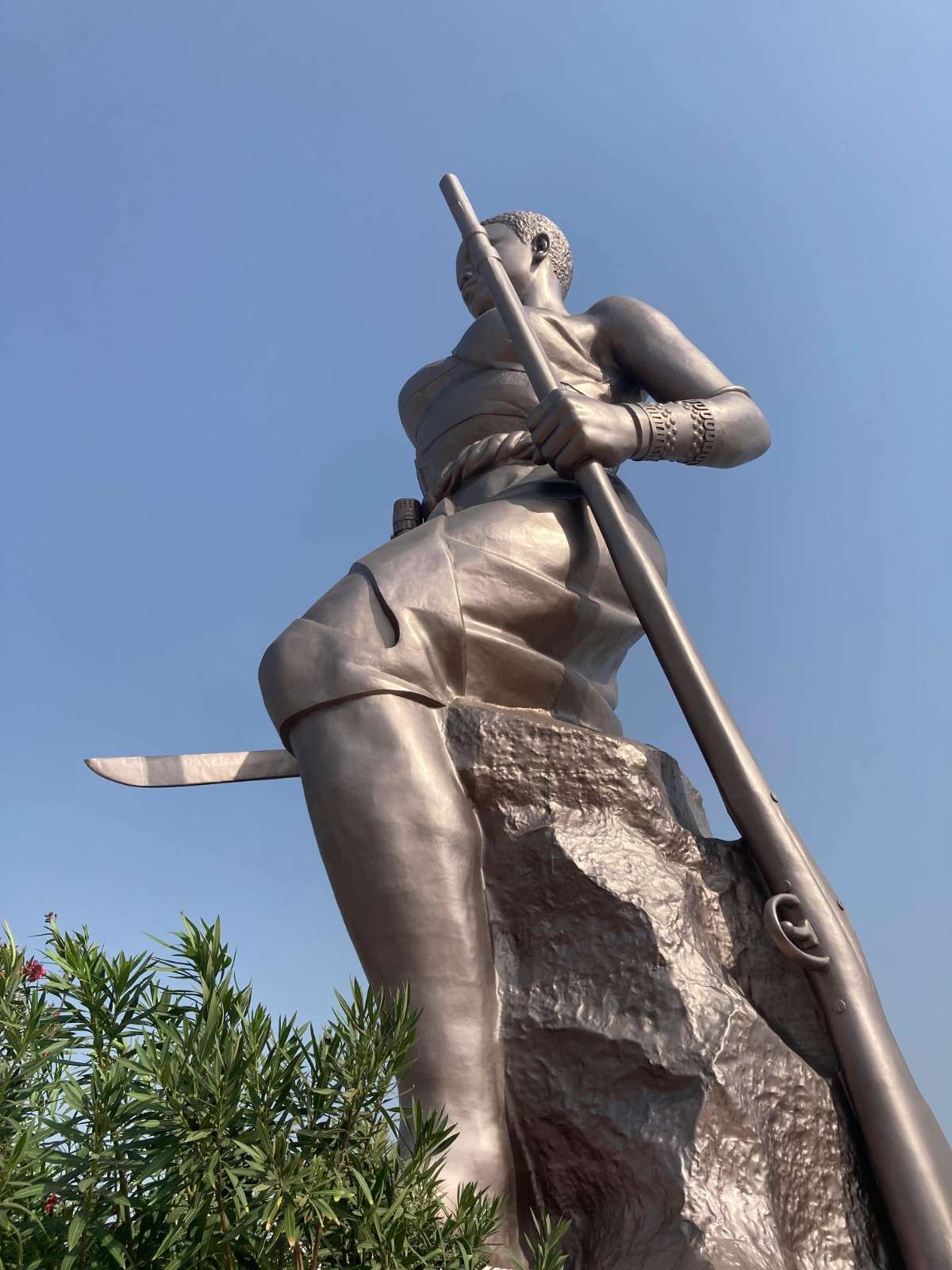 Statue monumentale de l'Amazone à Cotonou, symbole du Bénin