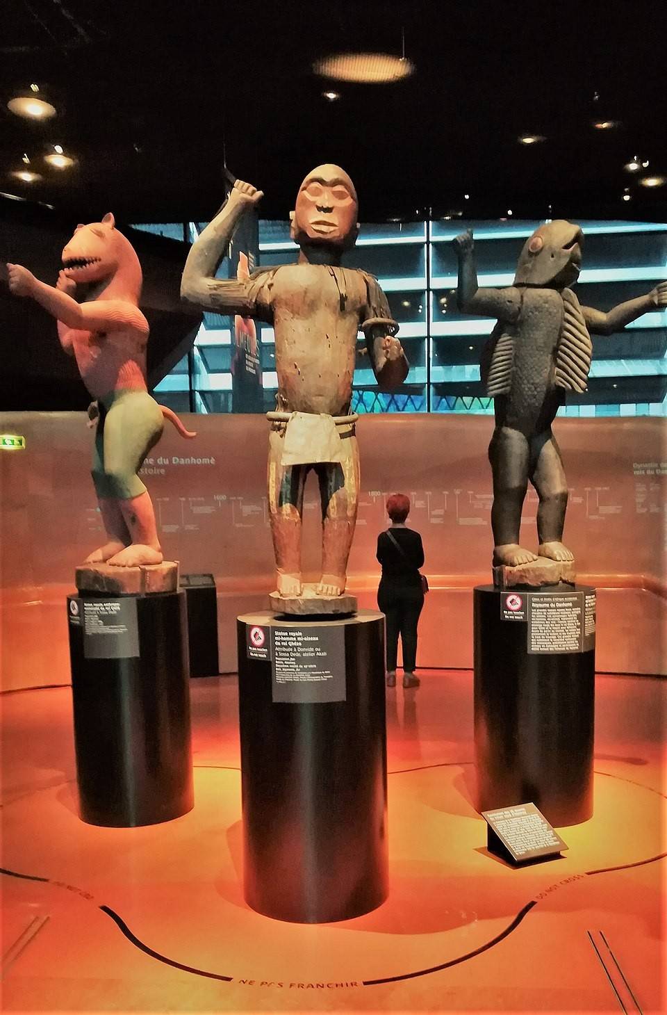 Exposition des 26 Trésors Royaux du Bénin restitués, présentant trônes et statues dans le musée d'Abomey