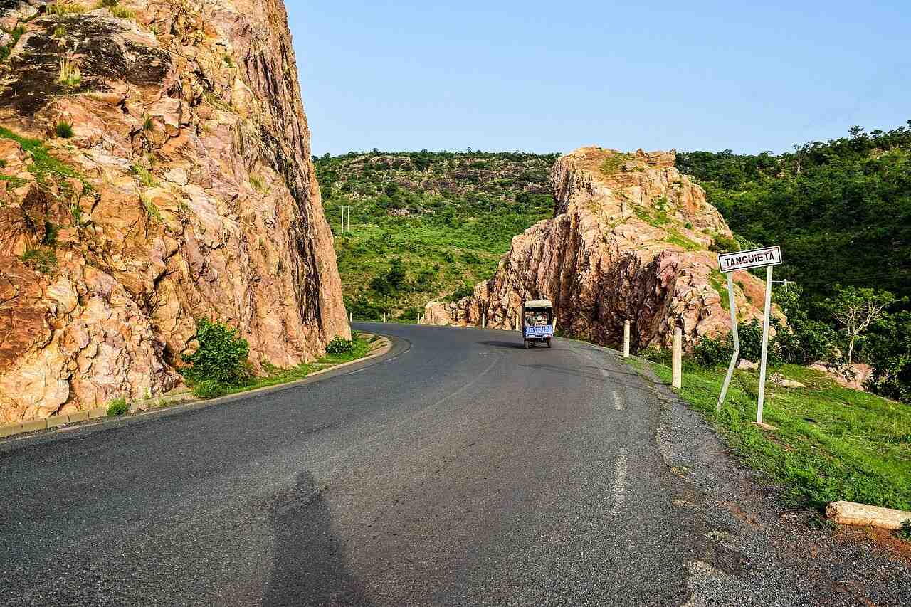 Voyage road trip en Afrique de l'Ouest, paysage de savane au Bénin sur la route vers Natitingou