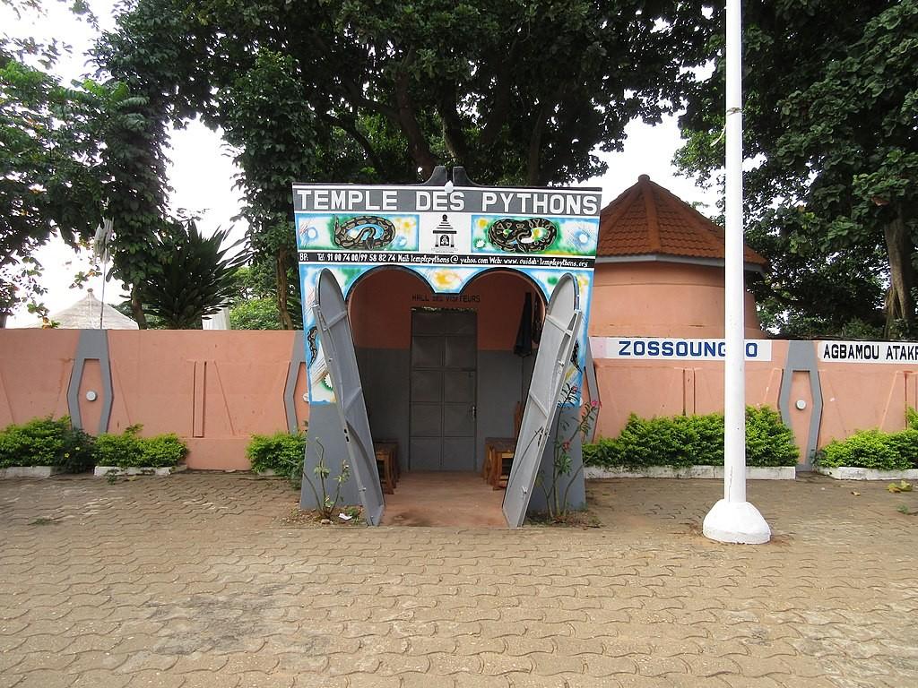 Vue extérieure du Temple des Pythons à Ouidah, haut lieu du culte Vaudou au Bénin