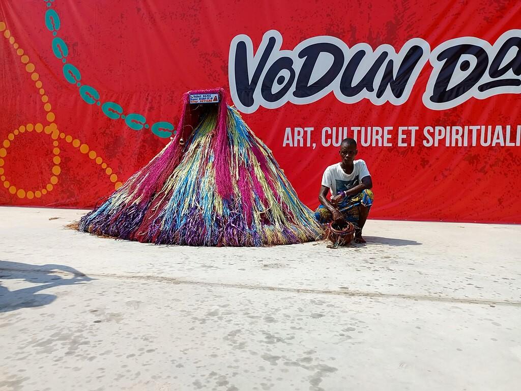 Sortie de masque Zangbeto lors des Vodun Days à Ouidah, Bénin