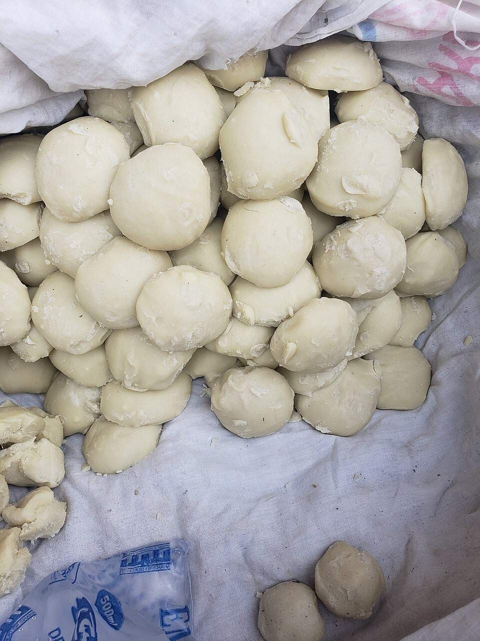 Beurre de karité pur non raffiné et épices locales en vente au marché Arzèkè de Parakou