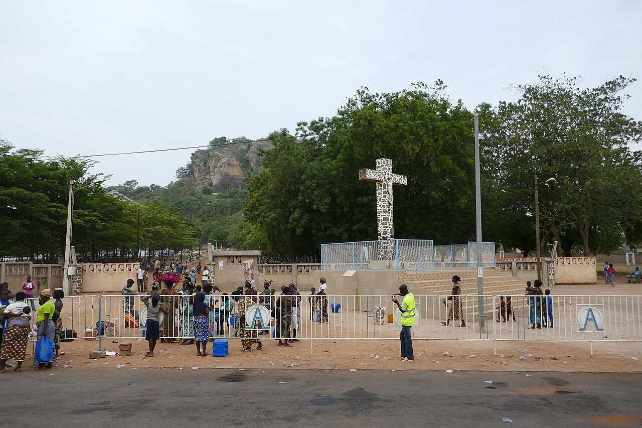 Fidèles et clergé réunis pour une cérémonie religieuse au calvaire de Dassa-Zoumé lors du pèlerinage annuel