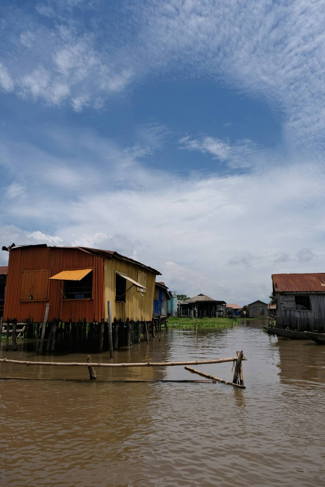 Cité lacustre de Ganvié au Bénin : maisons sur pilotis et pirogue traditionnelle
