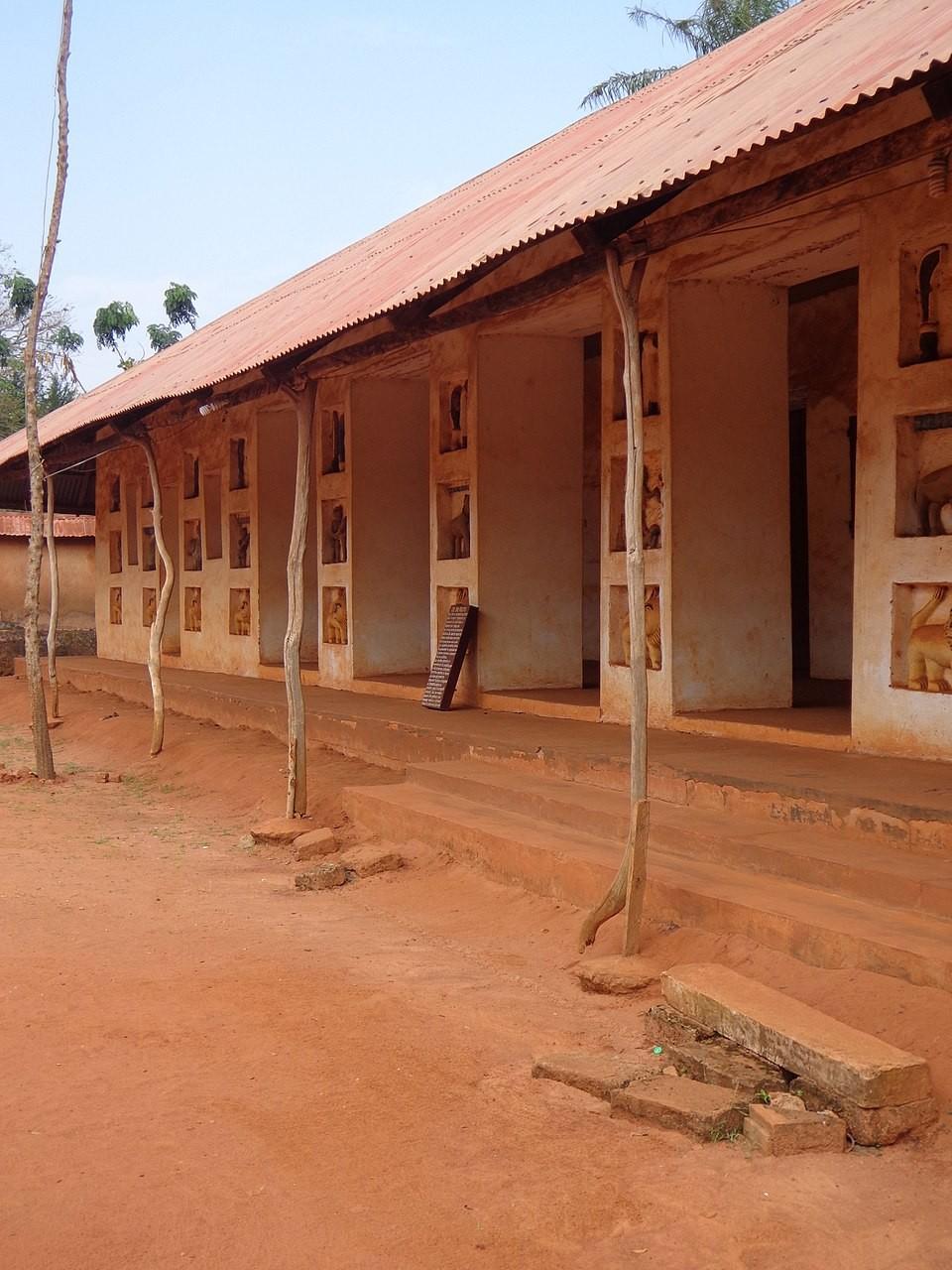 Bas-reliefs historiques sur les murs en terre rouge des Palais Royaux d'Abomey, classés UNESCO.