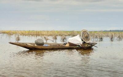 Visiter Ganvié en pirogue : découverte du village lacustre