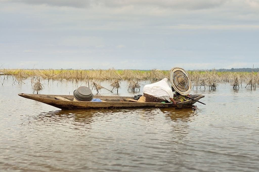 Pirogue traditionnelle sur le lac Nokoué à Ganvié au coucher du soleil - Ambiance sud Bénin