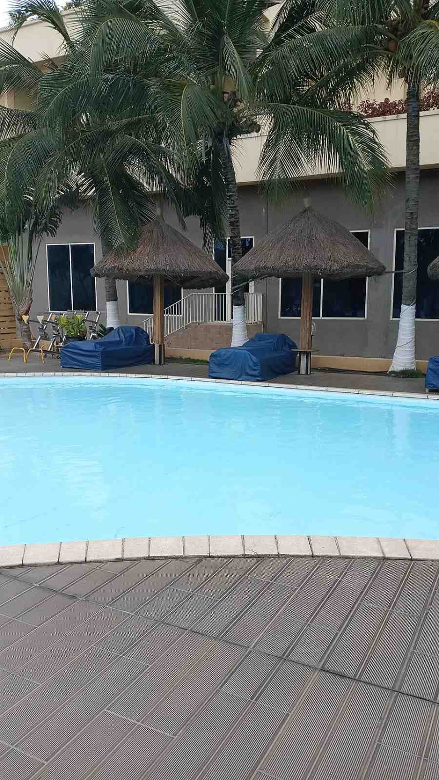 Piscine d'un hôtel standard à Parakou offrant un cadre de détente et de confort
