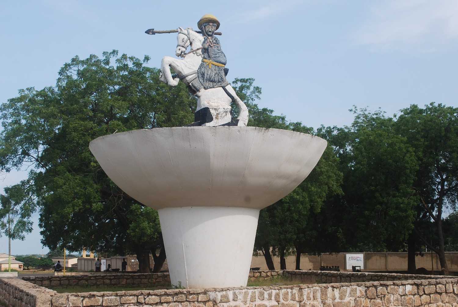 Statue équestre monumentale de Bio Guéra au carrefour entrée de ville à Parakou, symbole historique du Bénin et de la cité des Koburu