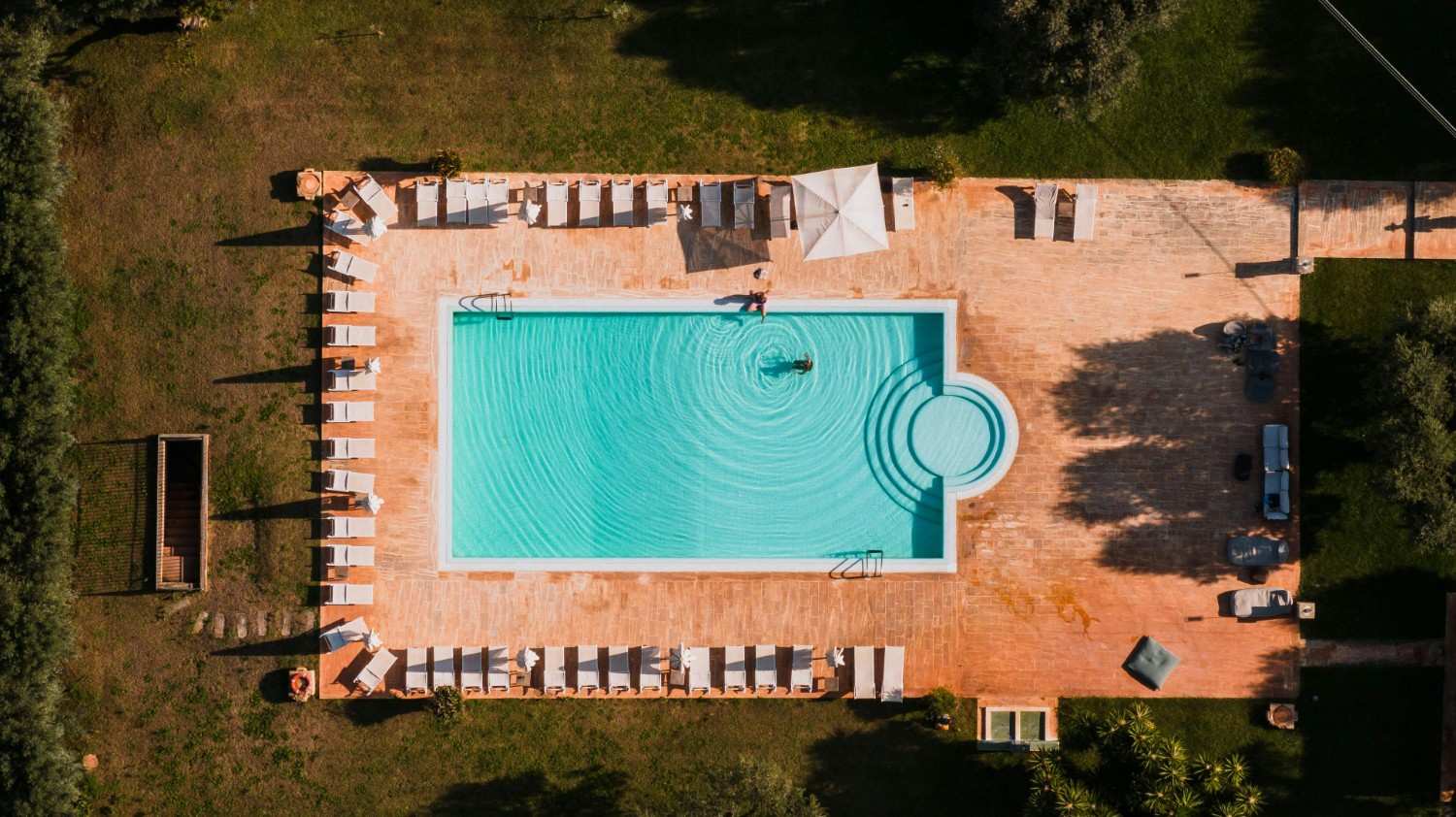 Couple de touristes en détente au bord d'une piscine dans un lodge de luxe au Bénin