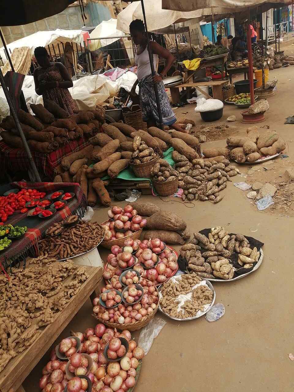 Étal de tubercules d'ignames fraîches au marché Arzèkè de Parakou, ingrédient de base de l'igname pilée