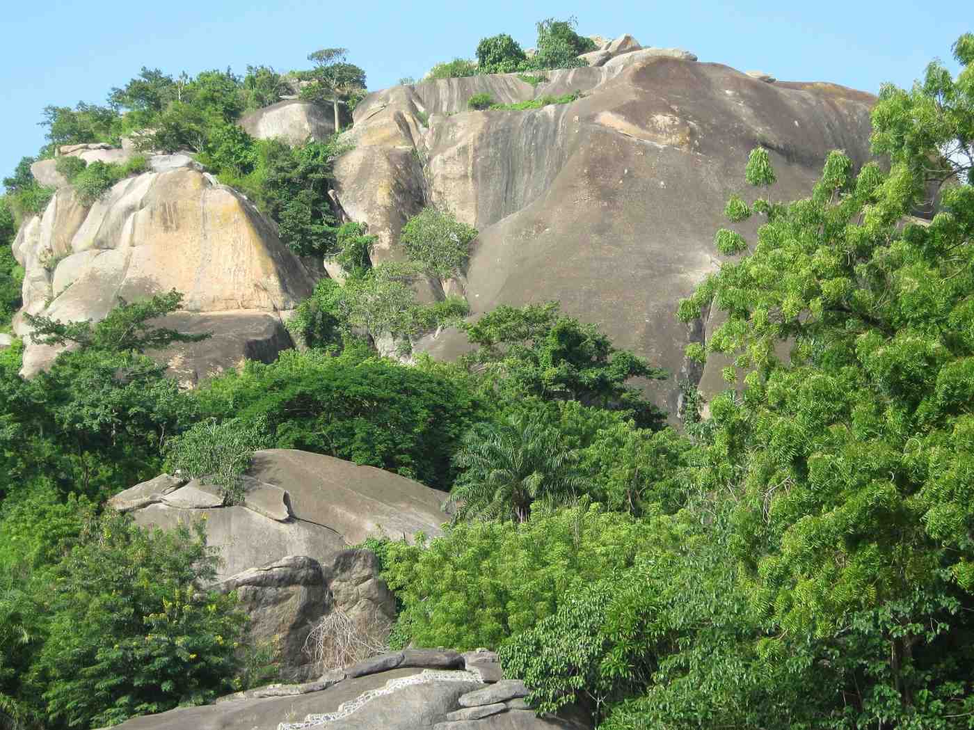 Vue aérienne spectaculaire des formations rocheuses et collines granitiques de Dassa-Zoumé au Bénin