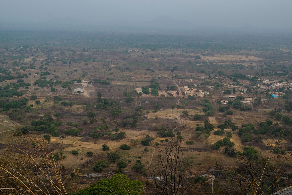 Vue panoramique spectaculaire sur Dassa-Zoumé depuis le sommet de la Colline des Princes (Kamate)