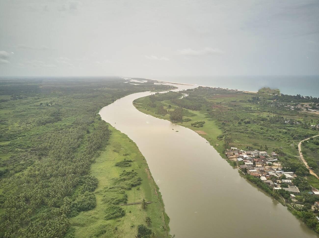 Vue aérienne majestueuse de la Bouche du Roy à Grand-Popo, montrant la rencontre entre le fleuve Mono et l'océan Atlantique au Bénin