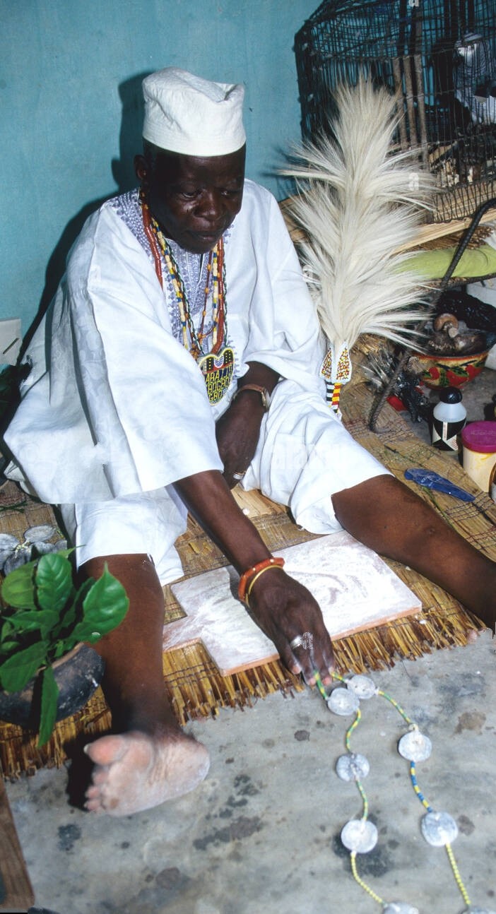 Bokonon, devin béninois, officiant lors d'une consultation de l'oracle du Fa à Ouidah