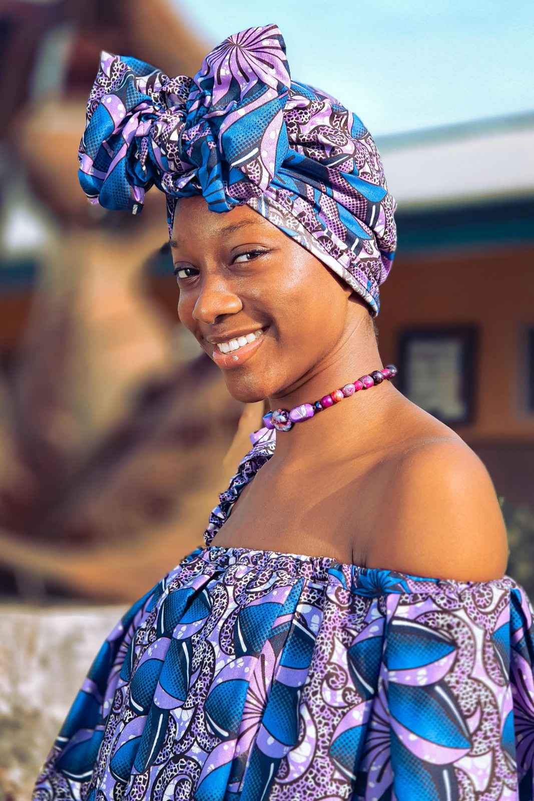 Femme béninoise souriante, symbole de l'accueil chaleureux et de la politesse locale