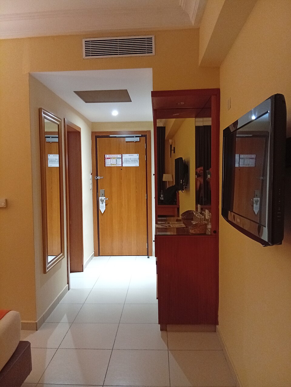 Vue intérieure d'un hôtel de standing à Cotonou, illustrant le confort et la maintenance des lieux de résidence au Bénin