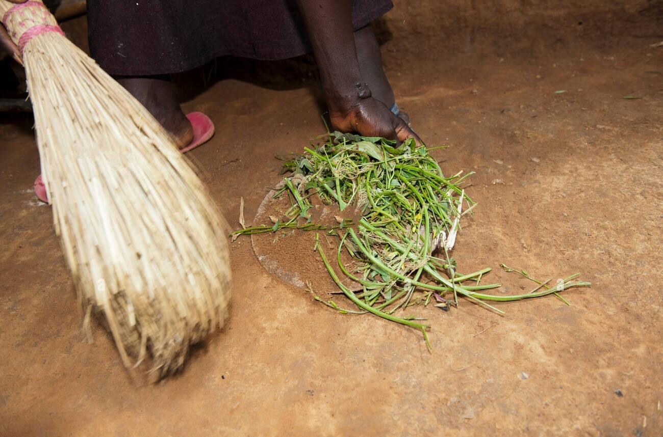 Balai traditionnel dans une cour béninoise, symbole des interdits nocturnes et traditions Vaudou au Bénin