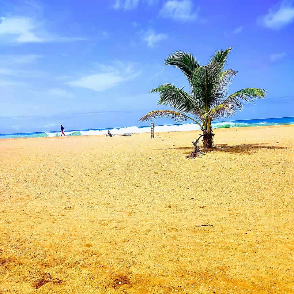 Vue de la plage de Fidjrossè au lever du soleil