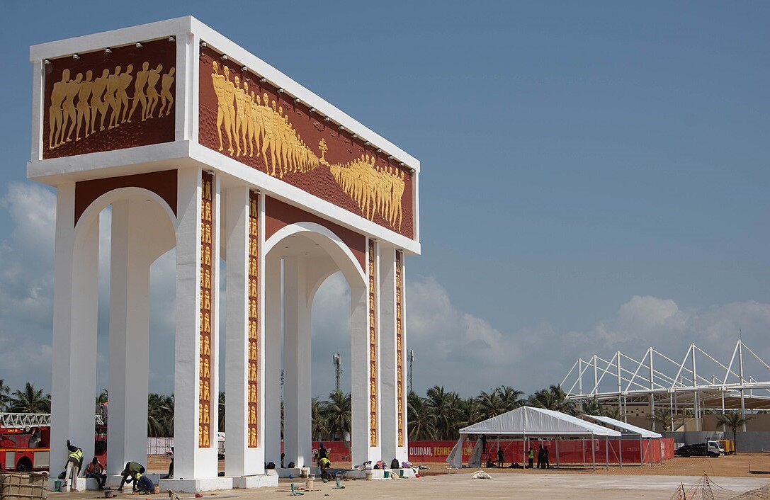 Monument de la Porte du Non-Retour à Ouidah au Bénin, site culturel incontournable sur le littoral béninois.