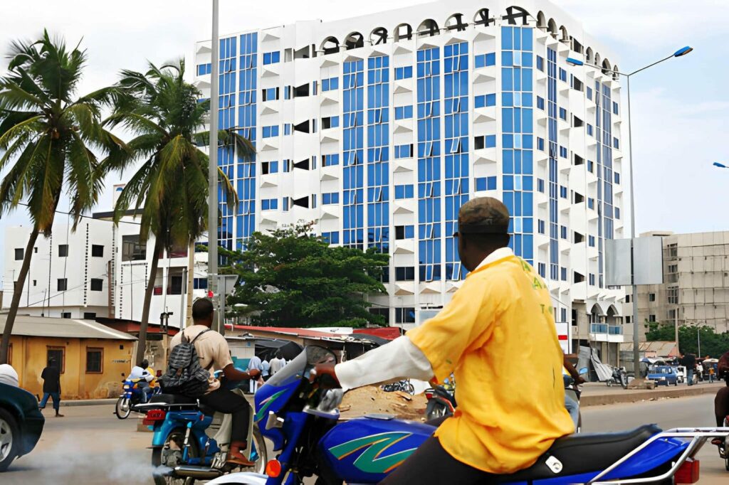 Où dormir pas cher au centre de Cotonou ? 3 Façade d'un hôtel pas cher dans le centre de Cotonou en pleine journée.
