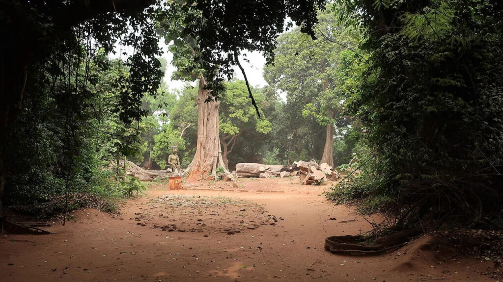 Statue d'une divinité vodoun dans la forêt sacrée de Kpassè à Ouidah