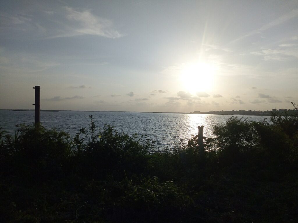 Coucher de soleil sur la lagune de Porto-Novo avec pirogues traditionnelles au Bénin